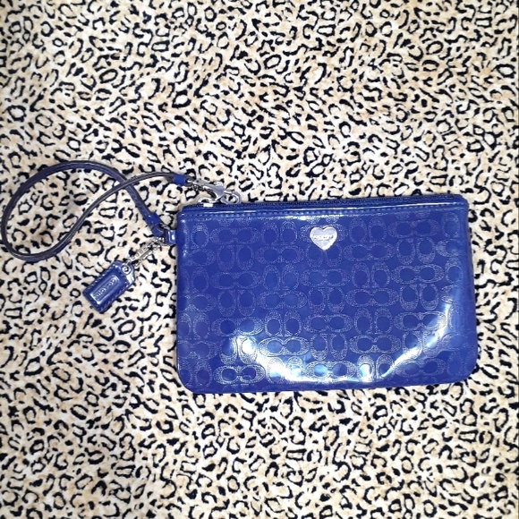 Source Unknown Handbags - 💥5/$25💥Coach Wristlet *pls read description 👍